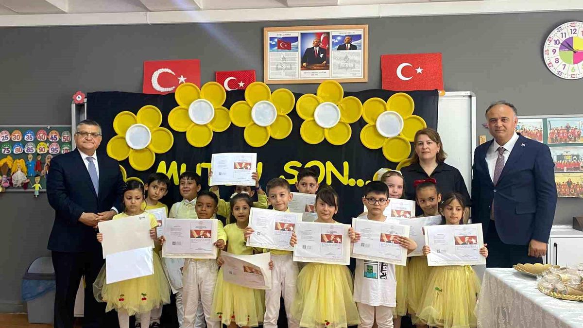 Sinop'ta öğrenciler karne sevinci yaşadı