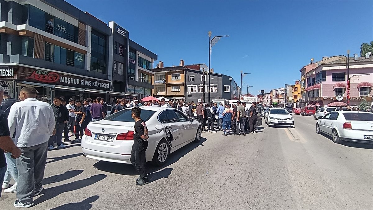 Sivas'ta 4 aracın karıştığı zincirleme trafik kazasında 1 kişi yaralandı
