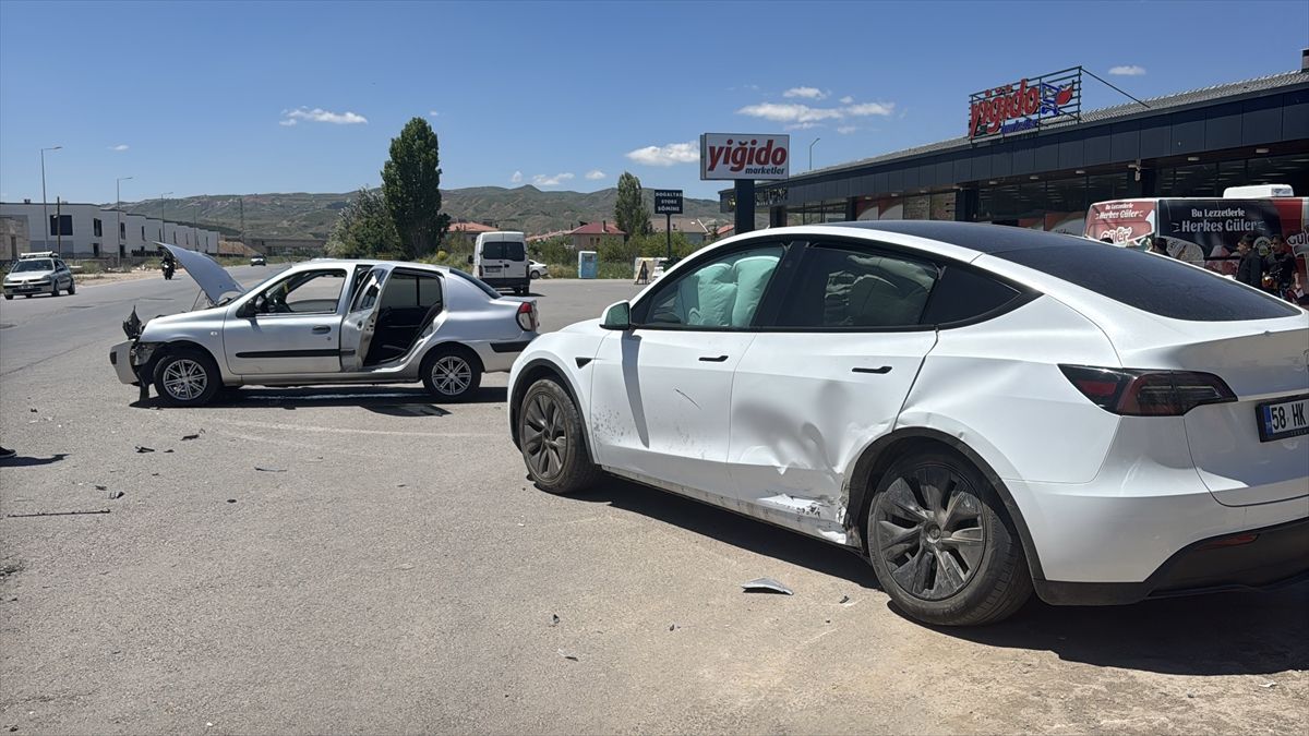 Sivas'ta iki otomobilin çarpıştığı kazada 2 kişi yaralandı