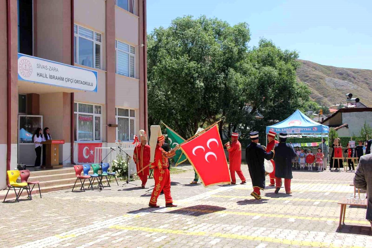 Sivas'ta öğrenciler okula güle oynaya veda etti