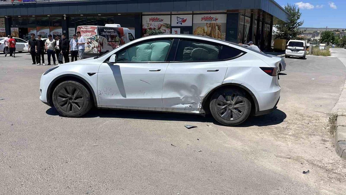Sivas'ta otomobiller çarpıştı: 3 yaralı