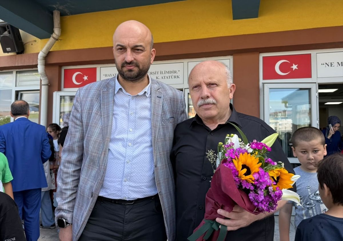 Sultanbeyli'de emekliye ayrılan 37 yıllık öğretmene öğrencilerinden sürpriz veda töreni