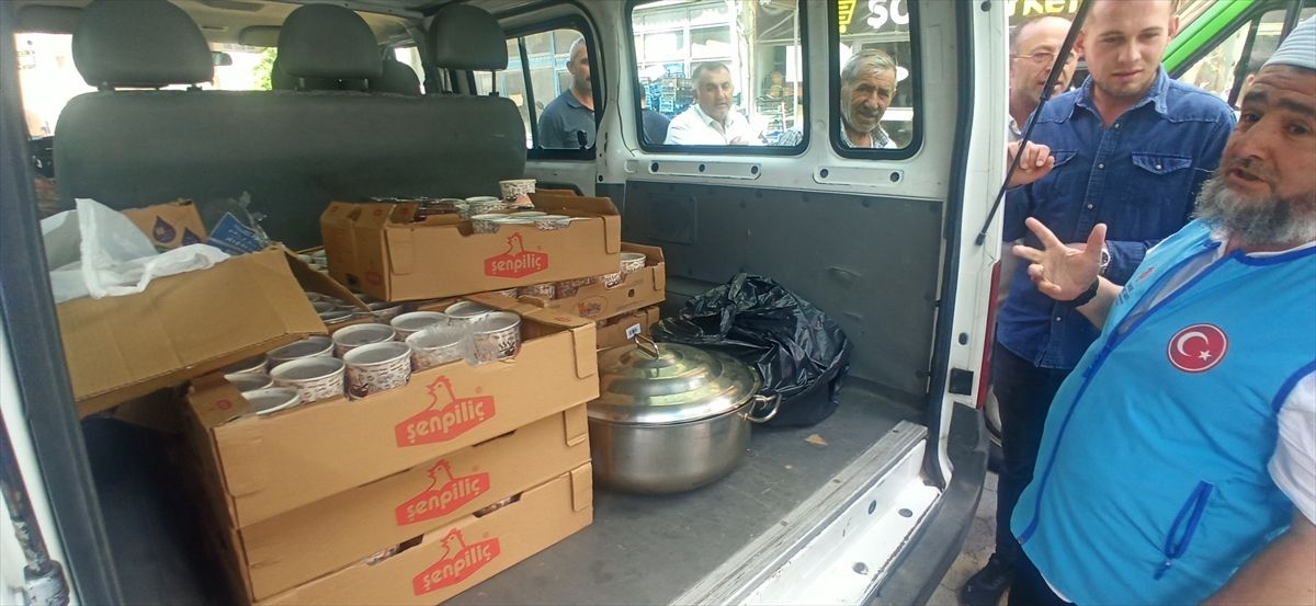 Tokat'ın ilçelerinde vatandaşlara aşure dağıtıldı