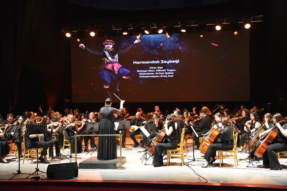 Trabzon'da öğretmenlerden oluşan orkestra ve dans topluluğu sahne aldı