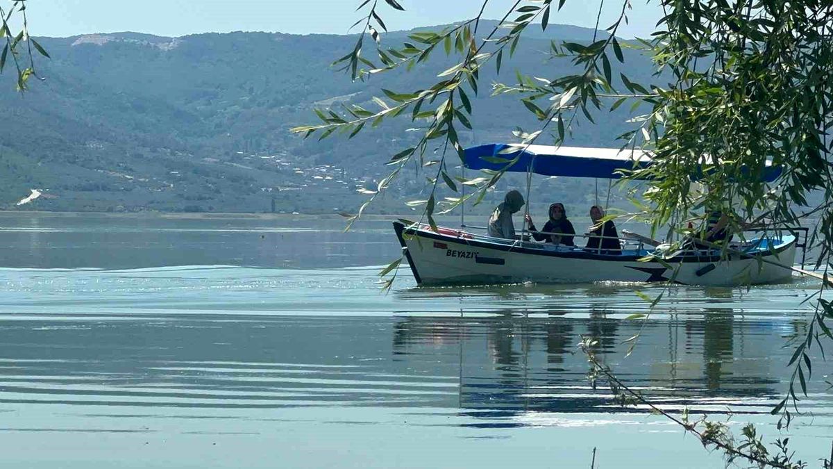 Uluabat Gölü'nün suları çekildi; Gölyazı'da hayat normale döndü