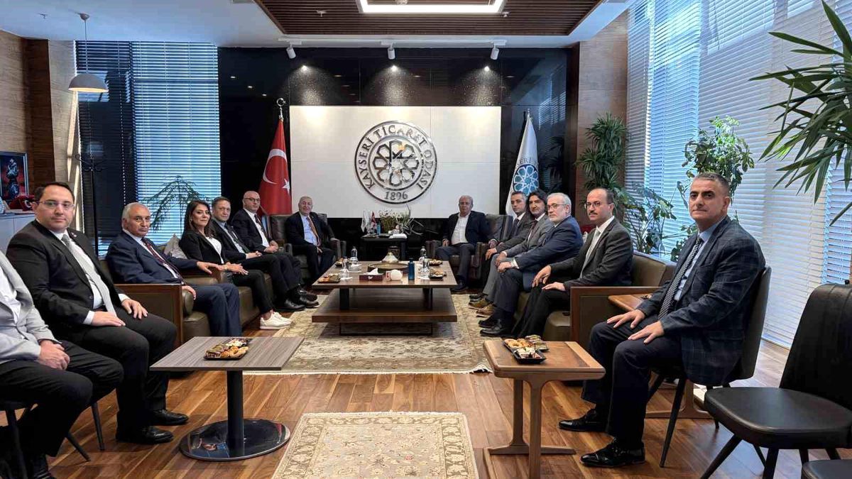 Zafer Partisi Genel Başkanı Ümit Özdağ, Kayseri Sanayi Odası ve Kayseri Ticaret Odası'nı ziyaret ediyor.