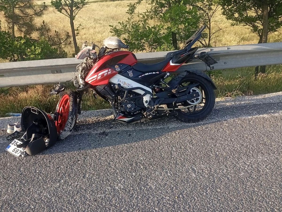 Uşak'ta motosikletin kamyona arkadan çarptığı kaza yerinden genel görünüm.