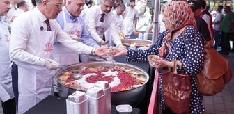 Vakıflar Genel Müdürlüğünce Eminönü'nde aşure dağıtıldı