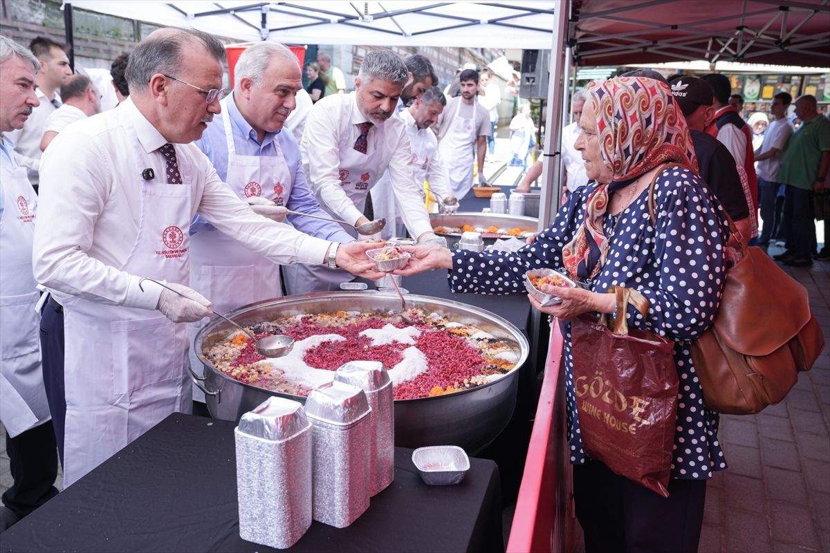 Vakıflar Genel Müdürlüğünce Eminönü'nde aşure dağıtıldı