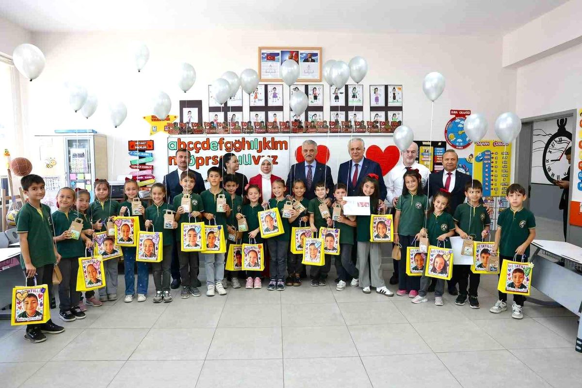 Vali Makas, İrfan Öztürk İlkokulu'nda karne sevincine ortak oldu