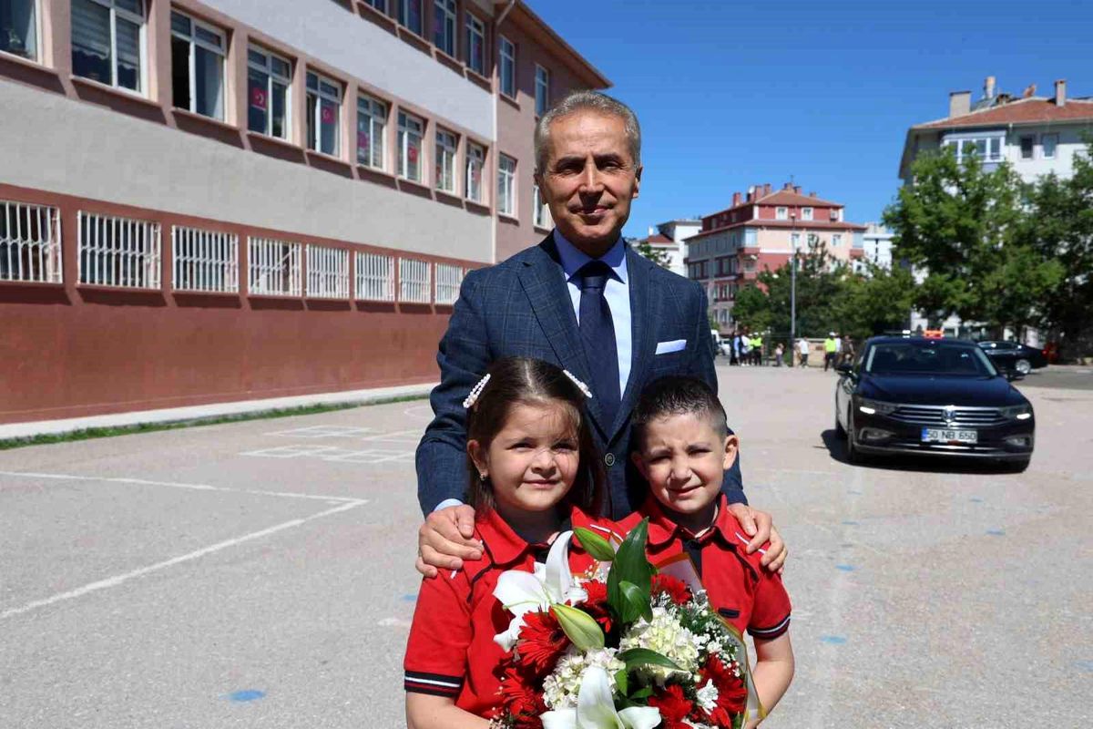 'Vali olmak istiyorum' diyen minik öğrenci karne törenine damga vurdu