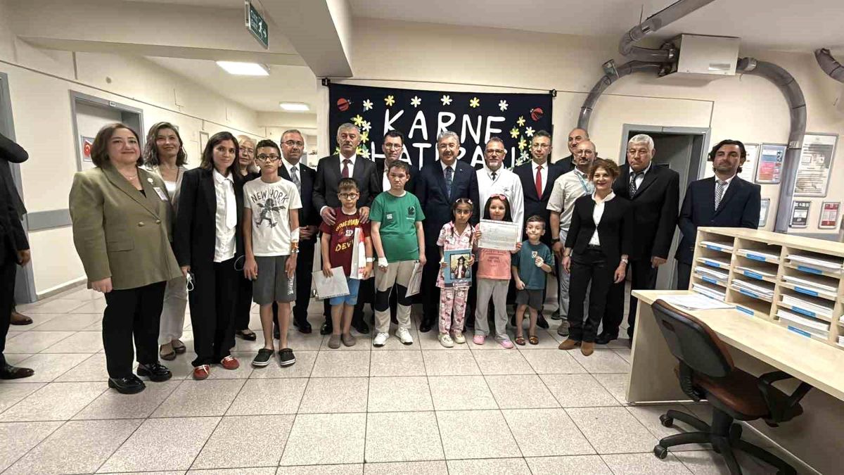 Vali Yılmaz, hastanede tedavi gören öğrencilerin karne heyecanına ortak oldu