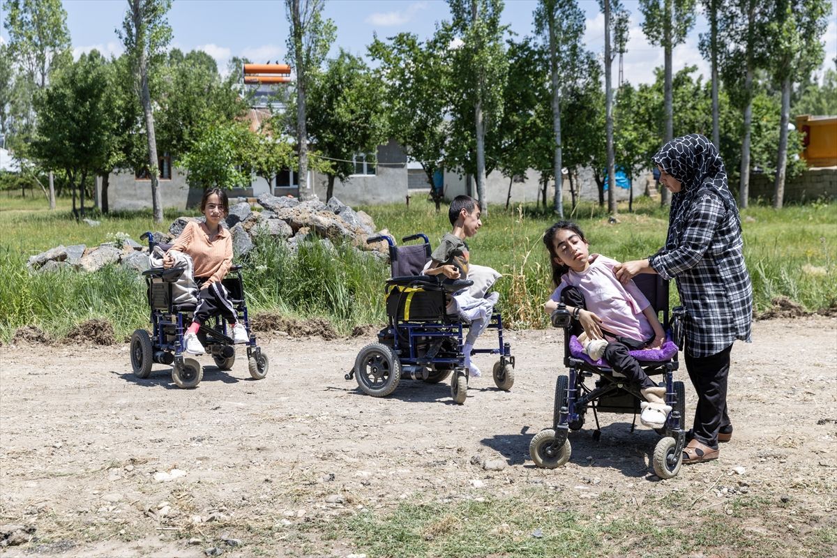 Van'da özel gereksinimli üç kardeşe asfalt yol ve akülü sandalye karne hediyesi