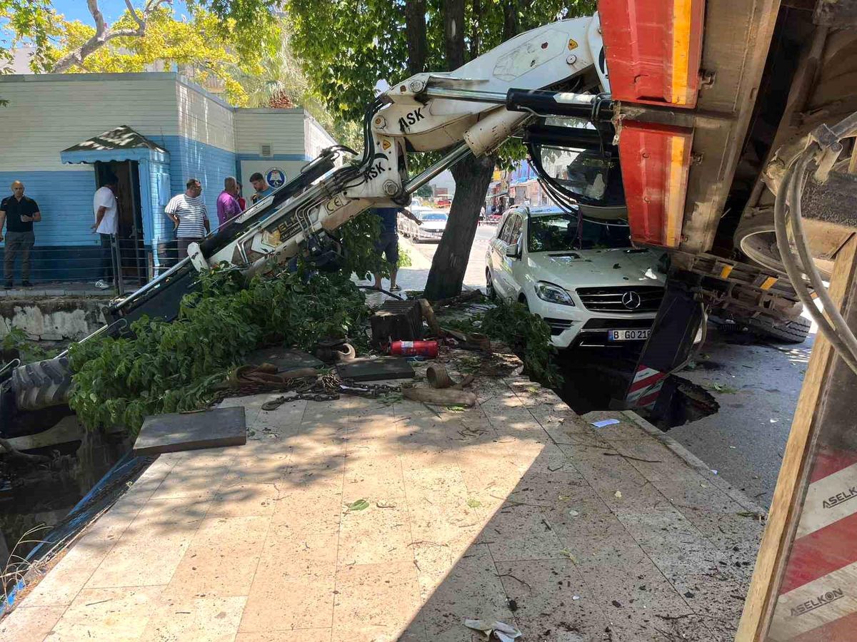 Vinç aracın üzerine devrildi, kepçe dereye uçtu: Korku dolu anlar kamerada