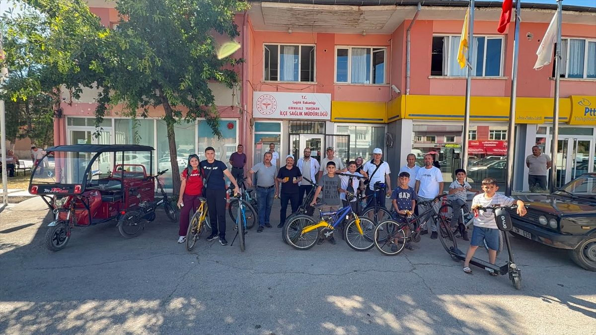 Kırıkkale Yahşihan'da Dünya Bisiklet Günü etkinliğinde bisiklet süren vatandaşlar