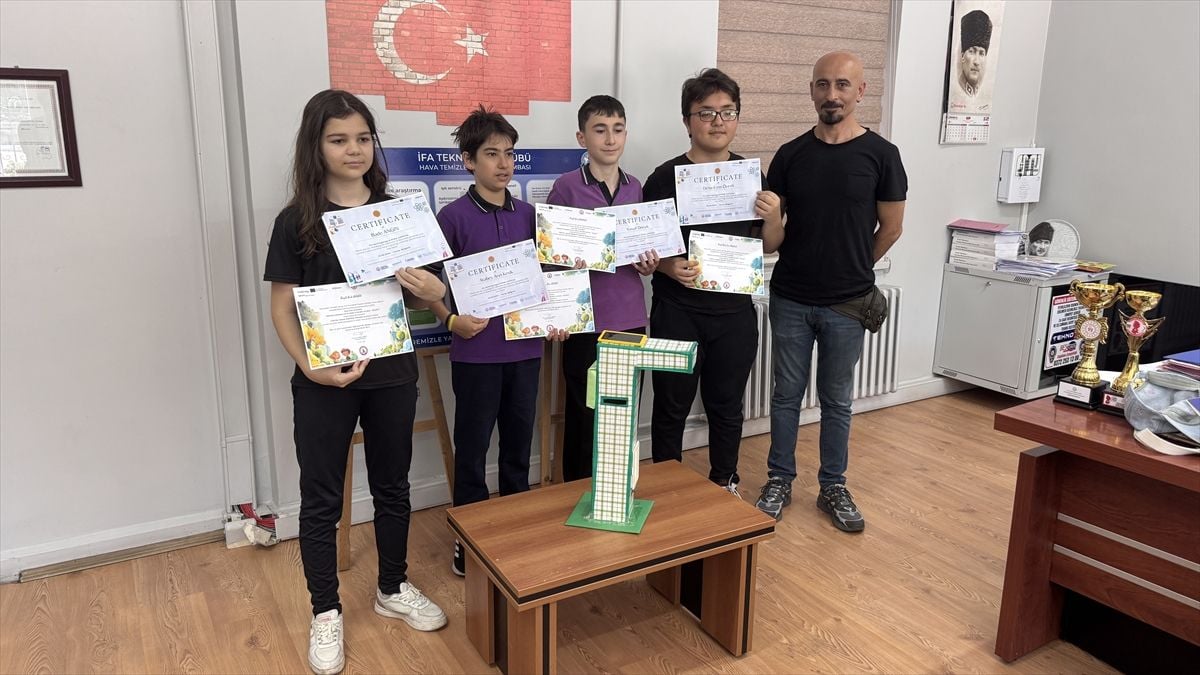 Zonguldak'ta ortaokul öğrencileri havayı temizleyen sokak lambası prototipi geliştirdi
