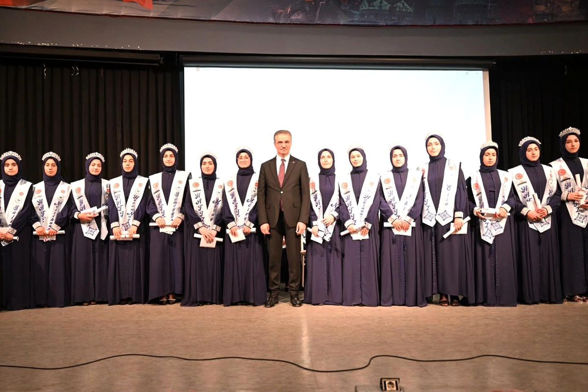 Erzurum'da hafızlık belgelerini alan öğrenciler