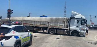 Adana'da tırın iki otomobile çarpması sonucu 5 kişi yaralandı
