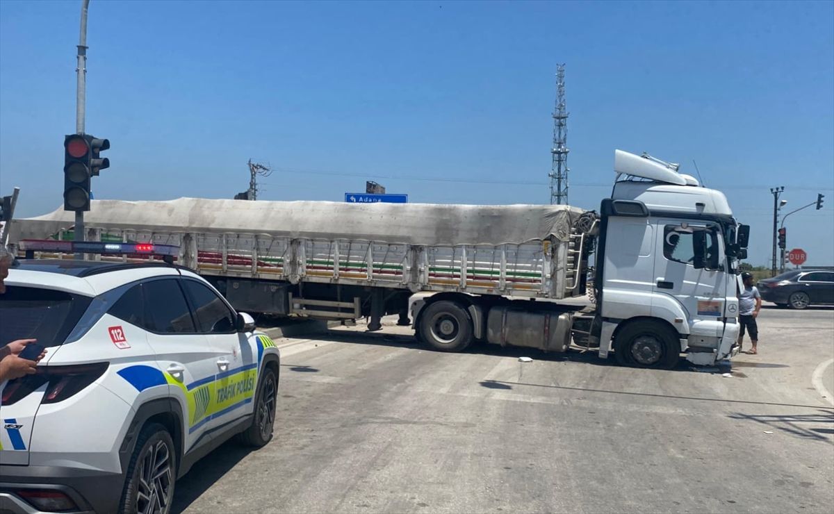 Adana Ceyhan'da meydana gelen trafik kazasında tırın çarptığı otomobillerden görüntü.