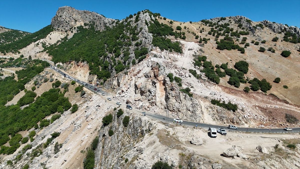 Adıyaman-Çelikhan kara yolunda kaya temizleme çalışması