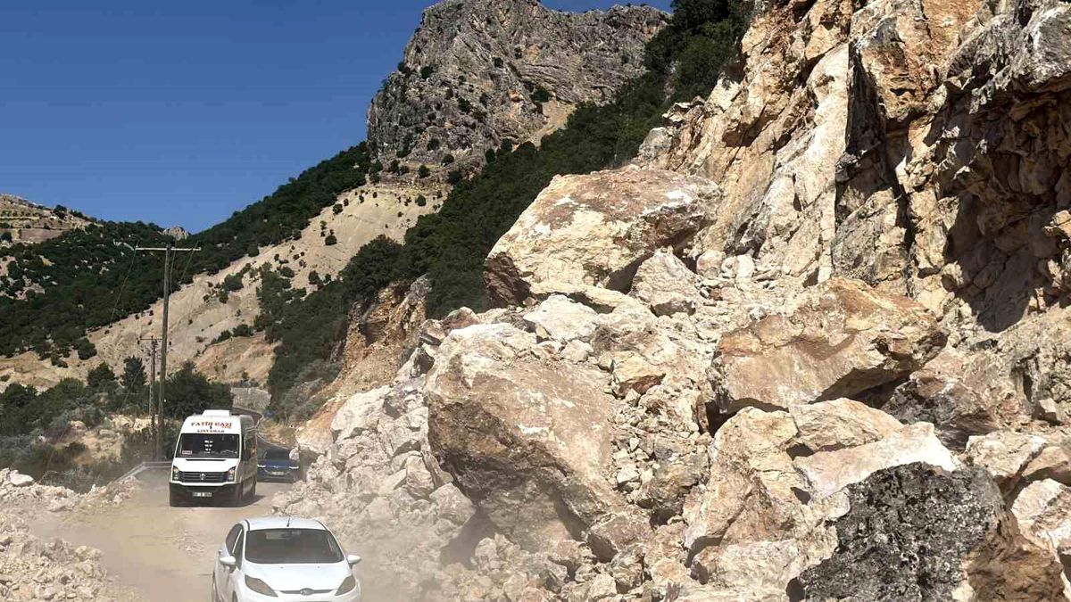 AdıyamanÇelikhan Karayolunda heyelan