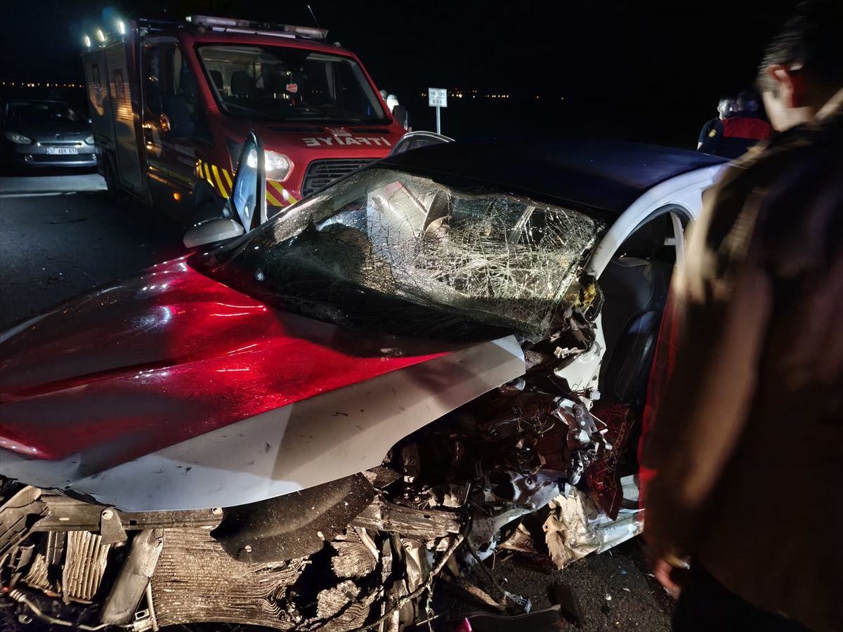 Ağrı'da 2 otomobilin çarpışması sonucu 6 kişi yaralandı
