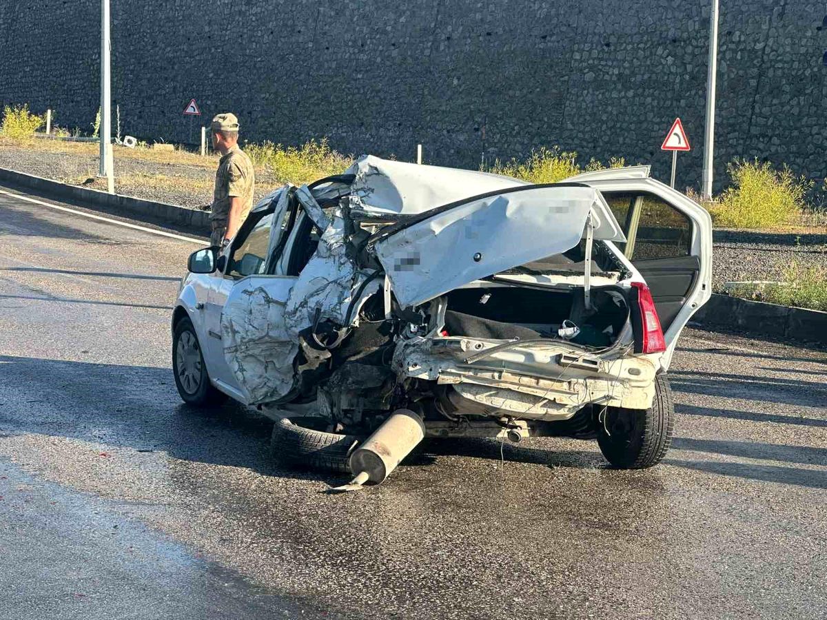 Ağrı'da freni tutmayan kamyonet kırmızı ışıkta duran otomobile çarptı: 2 yaralı