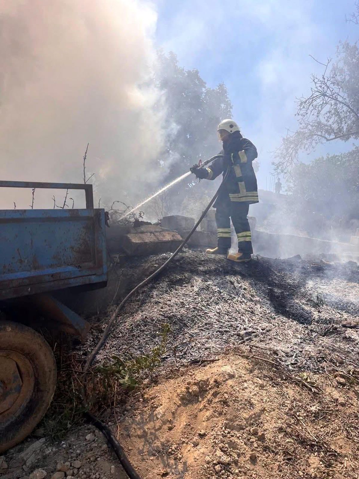 Hatay Altınözü'nde yanan römork ve itfaiye ekipleri