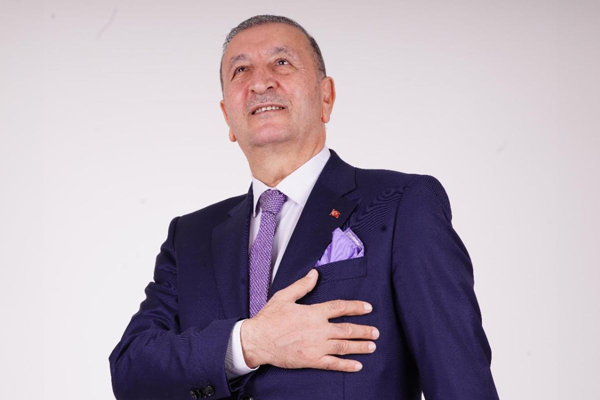 ABP Genel Başkanı Bedri Yalçın'ın siyasi açıklama yaparken çekilmiş bir fotoğrafı.