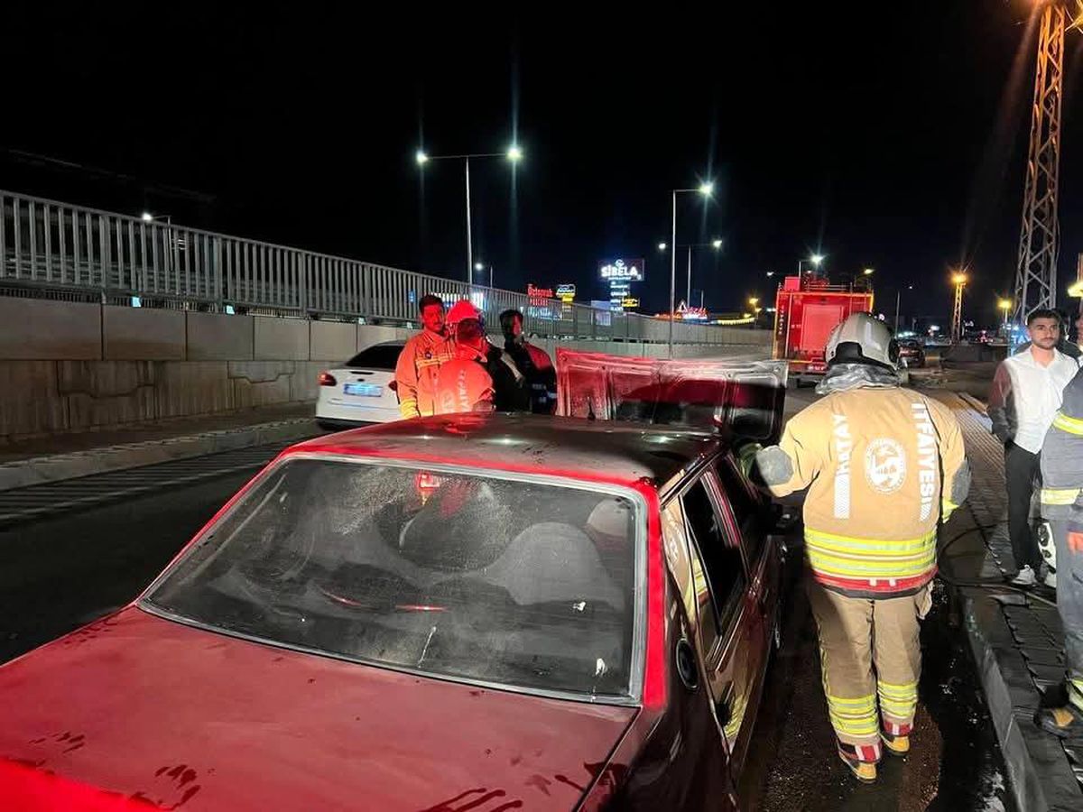 Hatay'da seyir halindeki otomobilin motor kısmında çıkan yangın, itfaiye ekiplerinin müdahalesiyle söndürüldü.