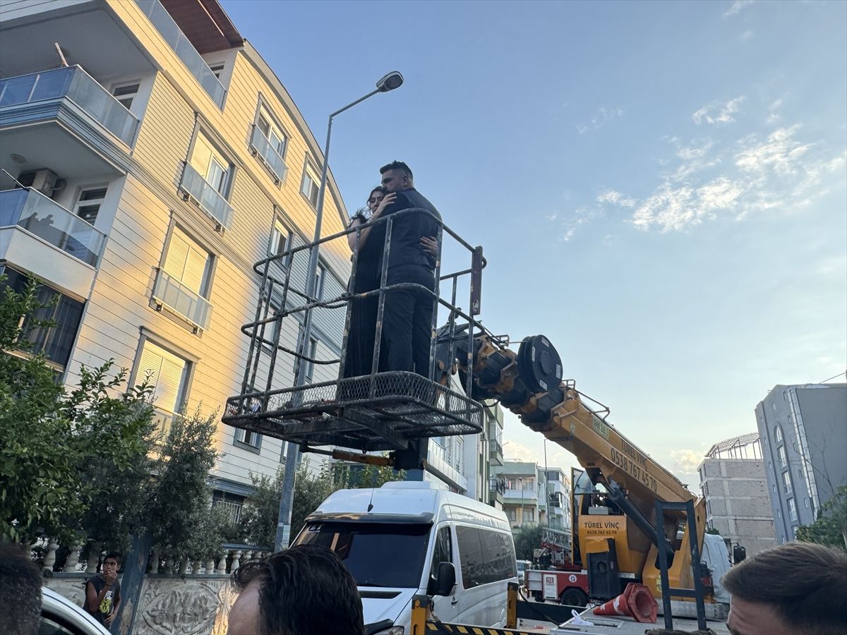 Antalya'da bir apartmanda çıkan yangında itfaiye merdivenli araçla kurtarma operasyonu yaparken.