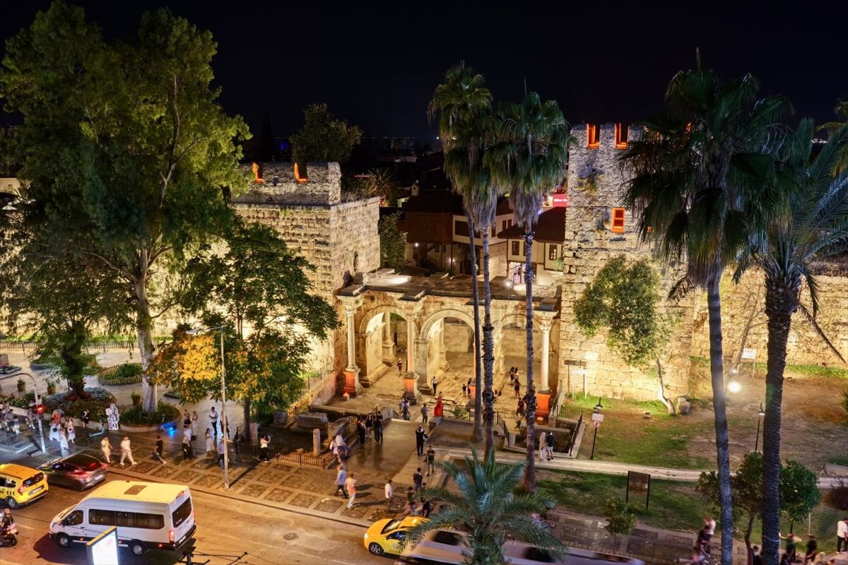 Antalya'nın simge yapısı Üçkapılar gece de ihtişamıyla öne çıkacak