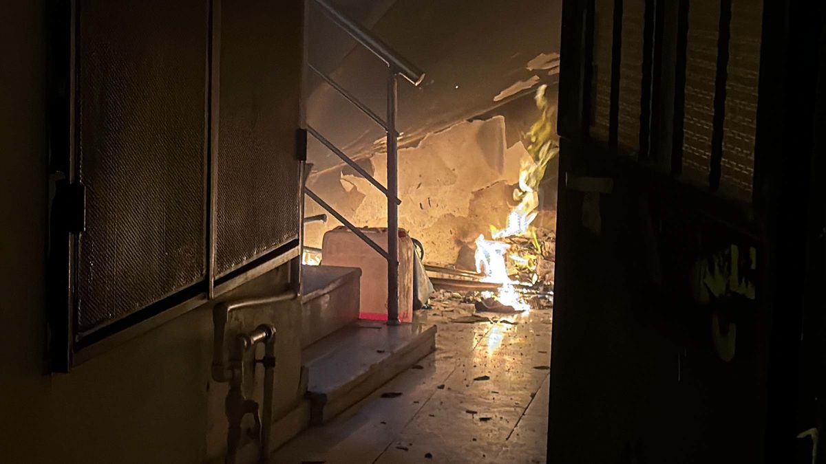 Apartman girişindeki yangını söndüren polis, mahsur kalan kadını kurtardı
