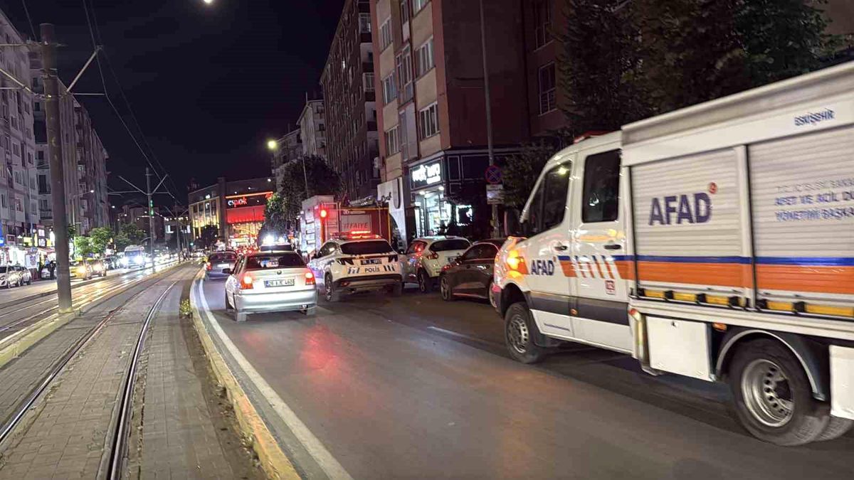 Eskişehir'de bir apartmanın havalandırma boşluğunda çıkan yangın sonucu itfaiye ekiplerinin müdahalesi.