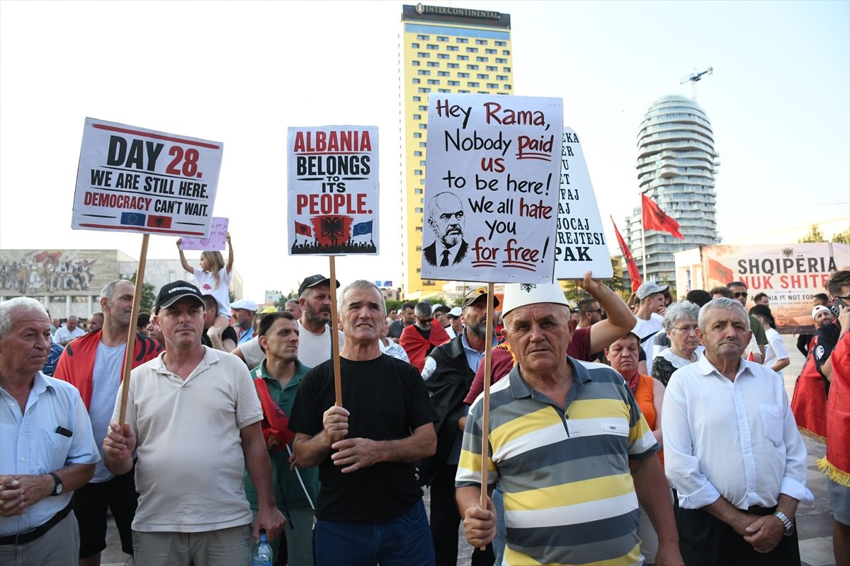 Tiran'da 'Arnavutluk satılık değildir' protestoları