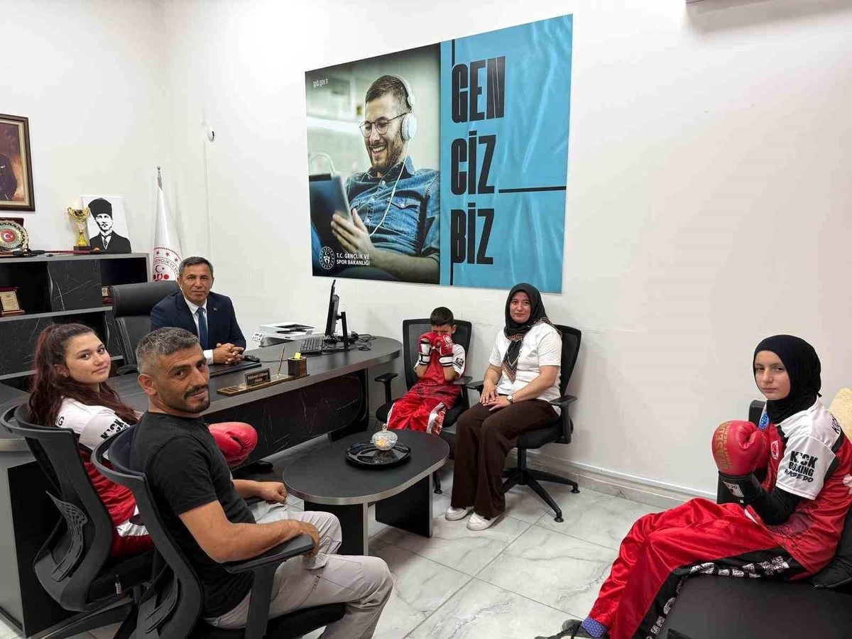 Beylikova Gençlik ve Spor İlçe Müdürü Mehmet Gülmez, kick boks sporcularını, antrenörlerini ve ailelerini kabul ediyor.