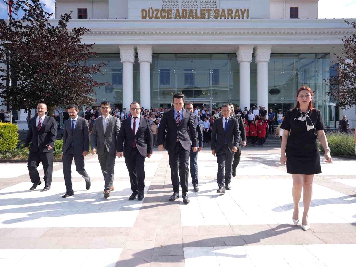 Düzce Cumhuriyet Başsavcısı Yasin Emre, Mersin'e atanması dolayısıyla düzenlenen veda töreninde meslektaşlarıyla vedalaşıyor.