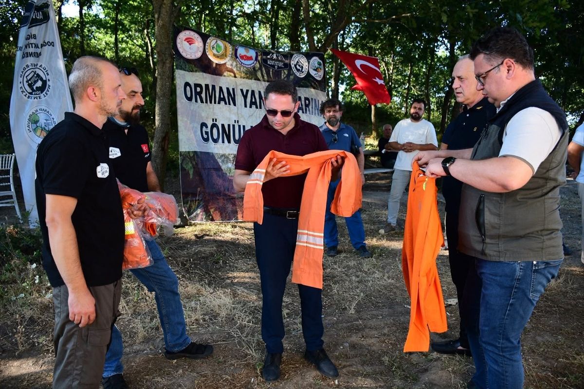 Biga'da orman gönüllülerine kıyafet teslimi yapıldı