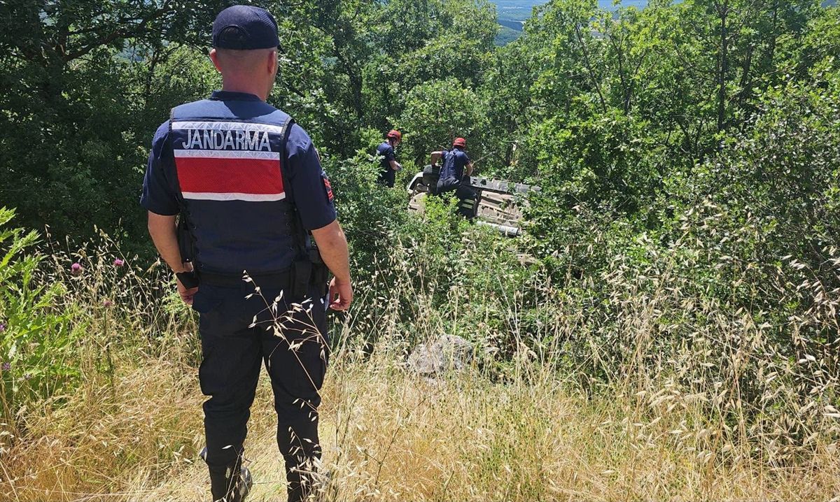 Bilecik'te devrilen otomobilin sürücüsü yaralandı