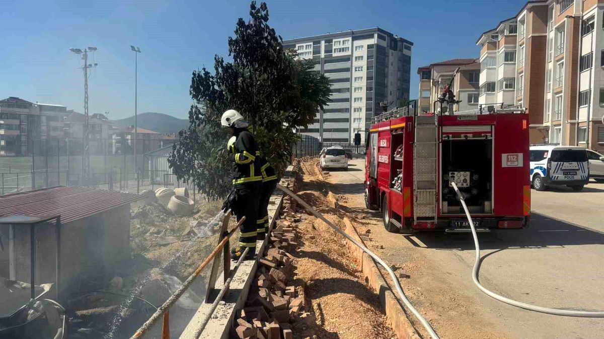 Bilecik'te yapımı süren stadyum inşaatında yangın çıktı.