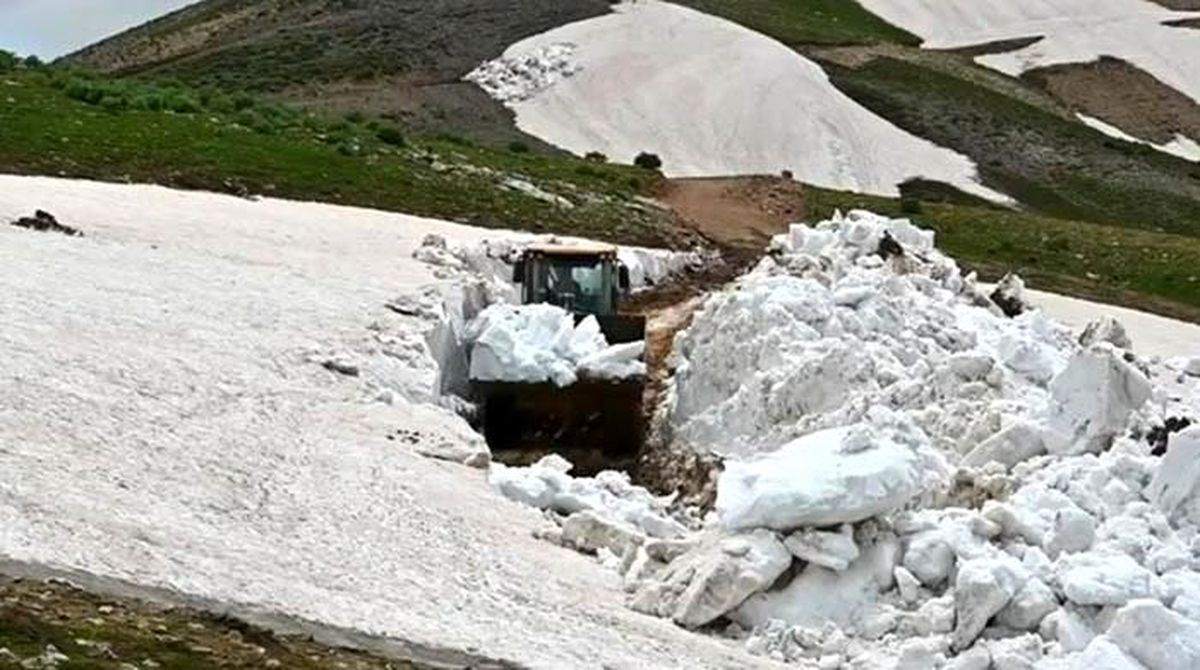 Bitlis'te karla mücadele sürüyor