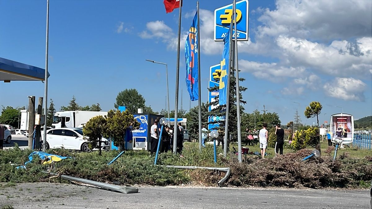 Bolu'da kontrolden çıkan hafif ticari aracın akaryakıt istasyonunda çarptığı kişi öldü