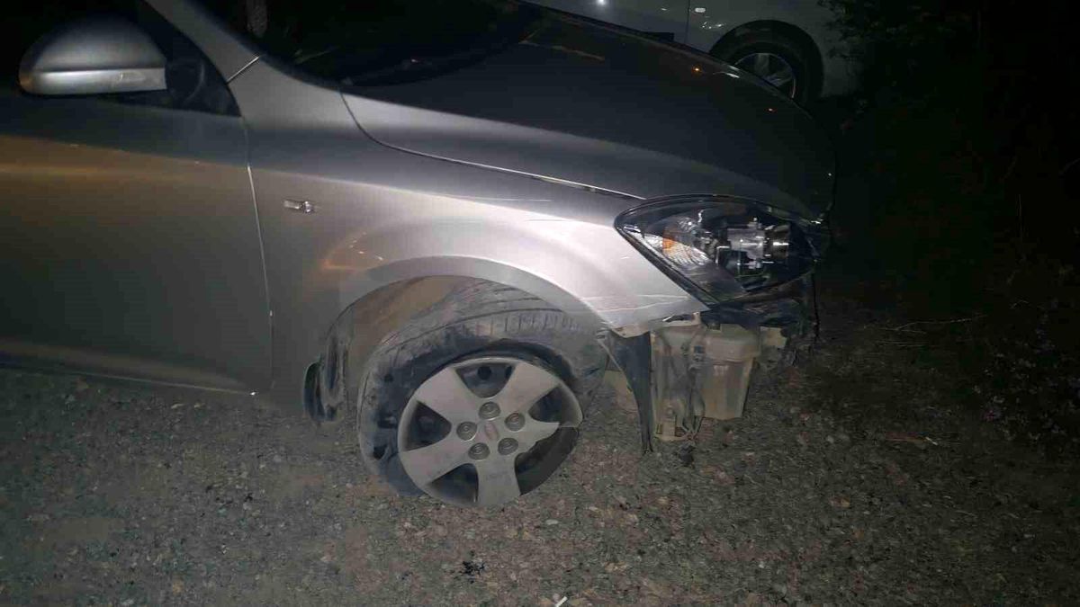 Bolu Mudurnu'da trafik levhasına çarpan alkollü sürücünün olay yerinden kaçışı ve polis tarafından yakalanması.