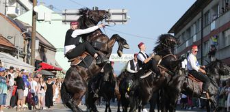 Bosna Hersek'teki 516. Ayvaz Dede Şenlikleri öncesi düzenlenen geçit törenine yüzlerce atlı katıldı