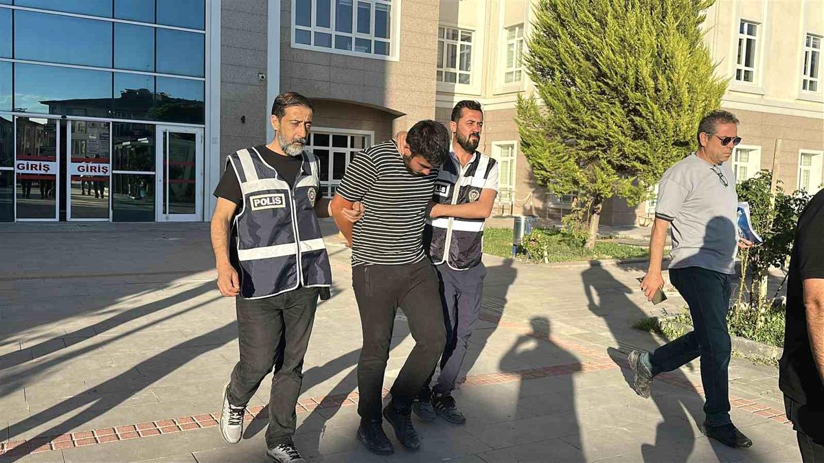Burdur'da evine gelen adamı öldüren genç tutuklandı