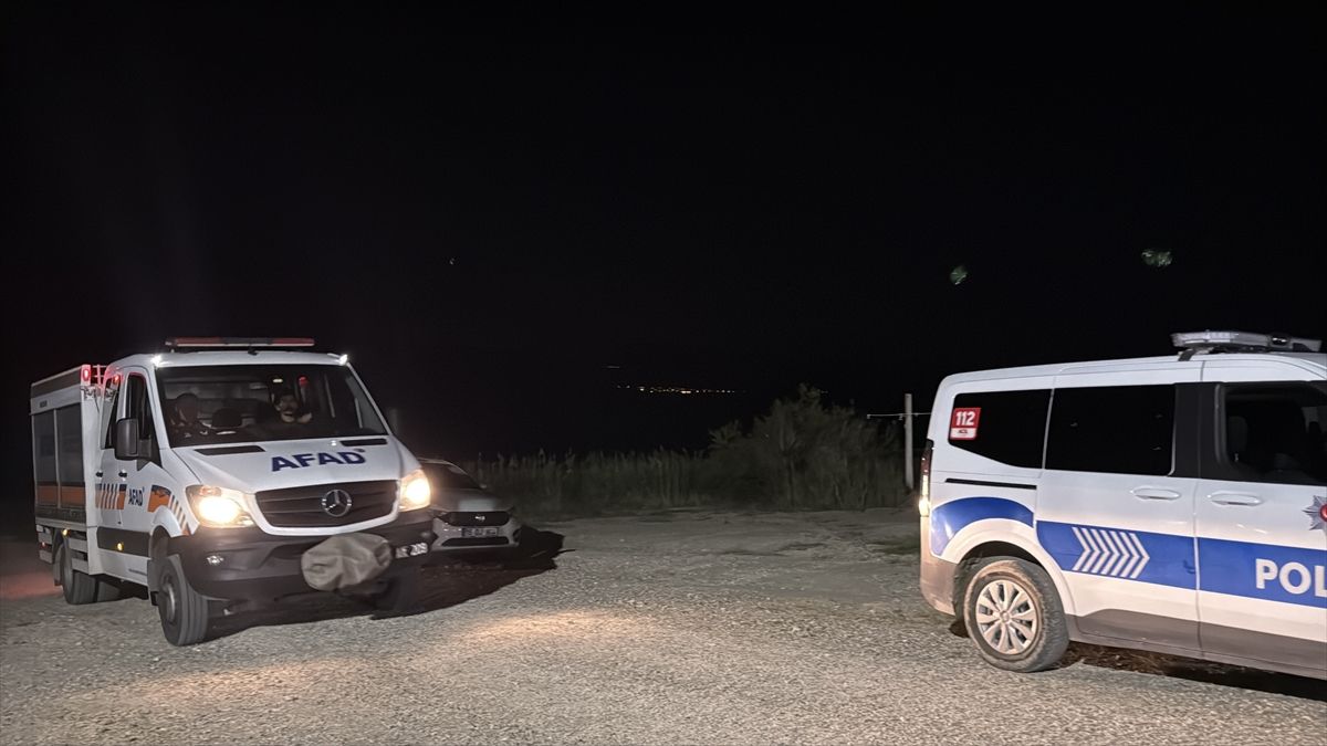 Burdur Gölü'nde kanoyla açıldıktan sonra kendilerinden haber alınamayan 2 kişi aranıyor