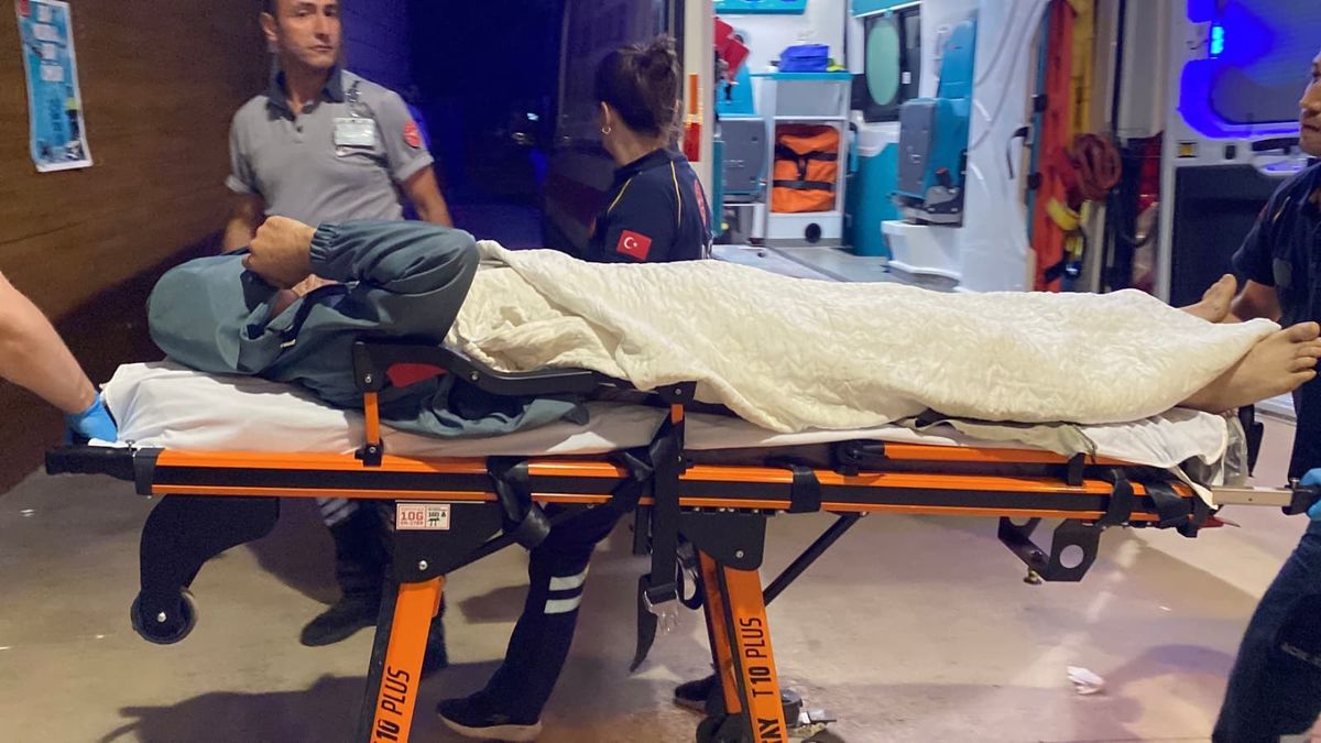 İnegöl'de toprak bastı parası kavgası sonucu yaralanan kişinin ambulansla hastaneye götürülüşü.