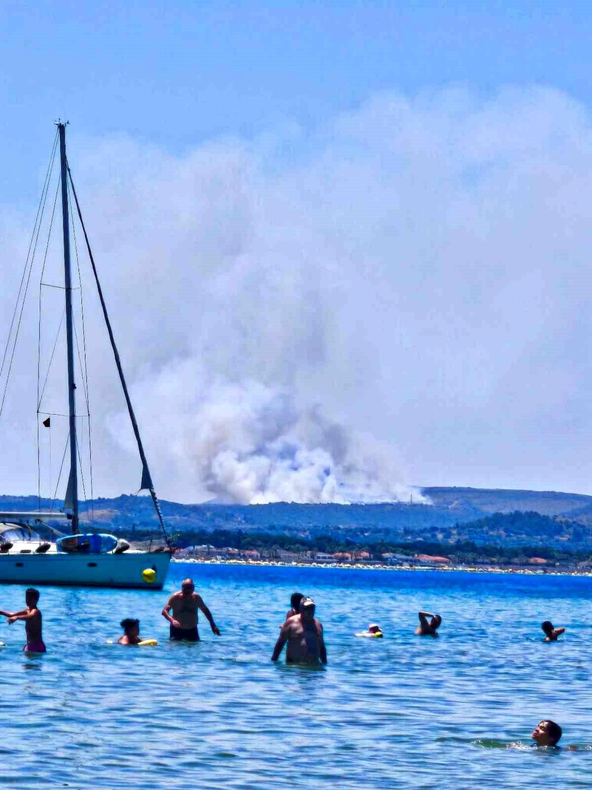 Çeşme'de çöplükte çıkan yangın makilik alana sıçradı