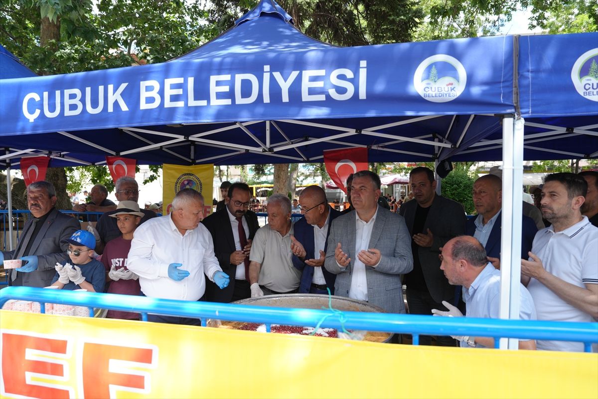 Çubuk'ta Muharrem ayı etkinliğinde vatandaşlara aşure dağıtılıyor.