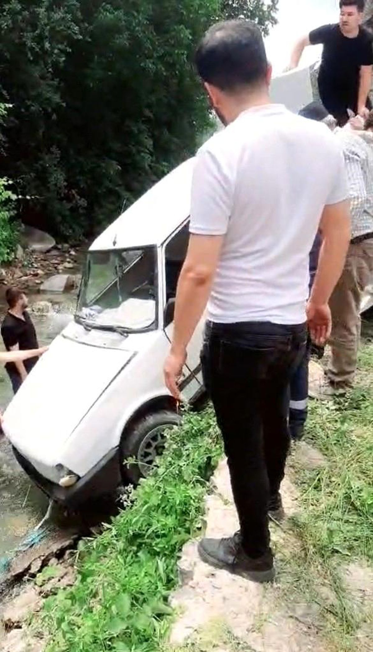 Direksiyon hakimiyeti kaybolan otomobil şarampole uçtu